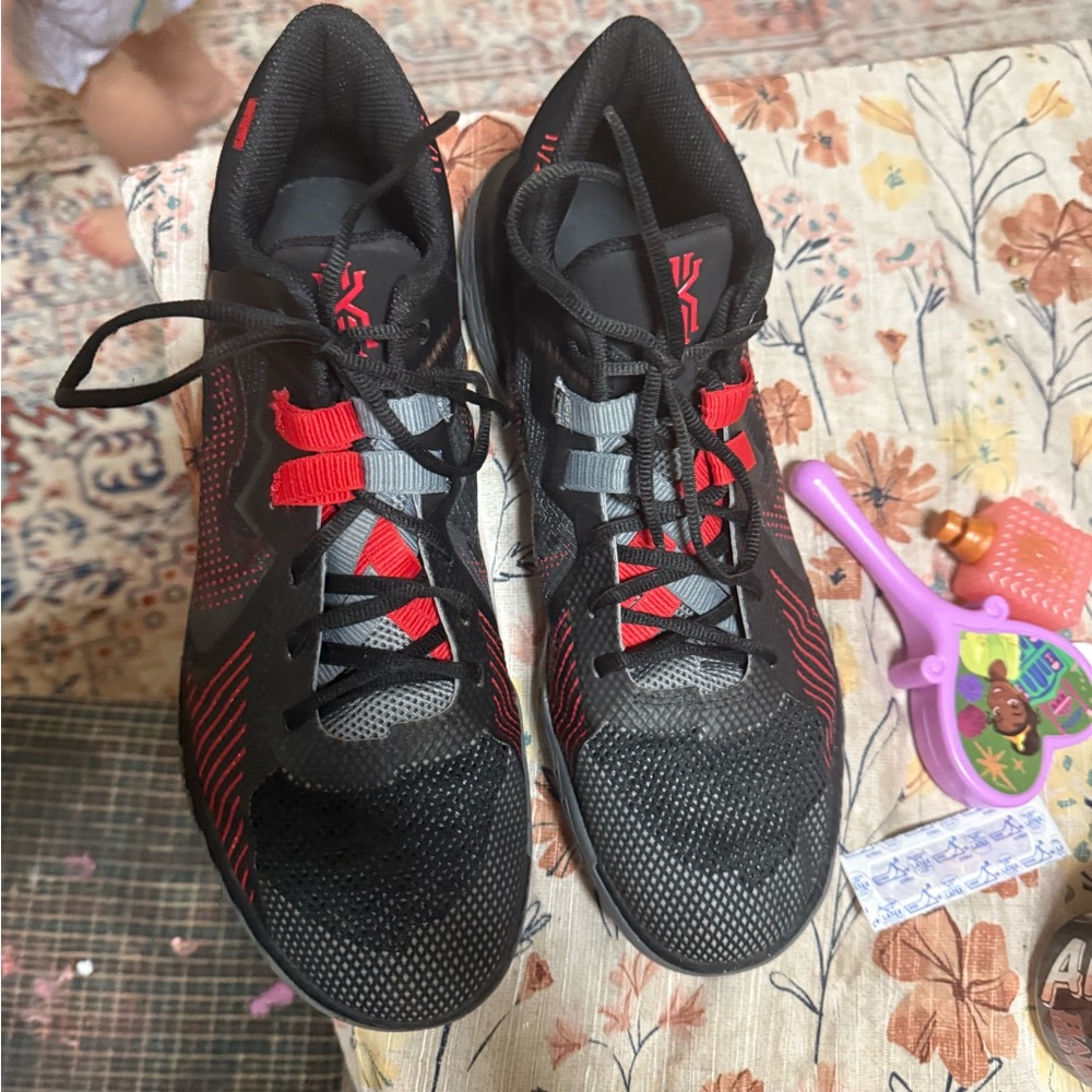 Nike Kyrie Flytrap V - image 3